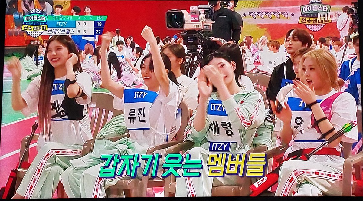 dunjae's tweet photo. 숨은 IVE  찾기 ㅋ.ㅋ

#2022아육대본방사수 #예능연구소   #아이브 @MBC_entertain https://t.co/Nr19dcamKe