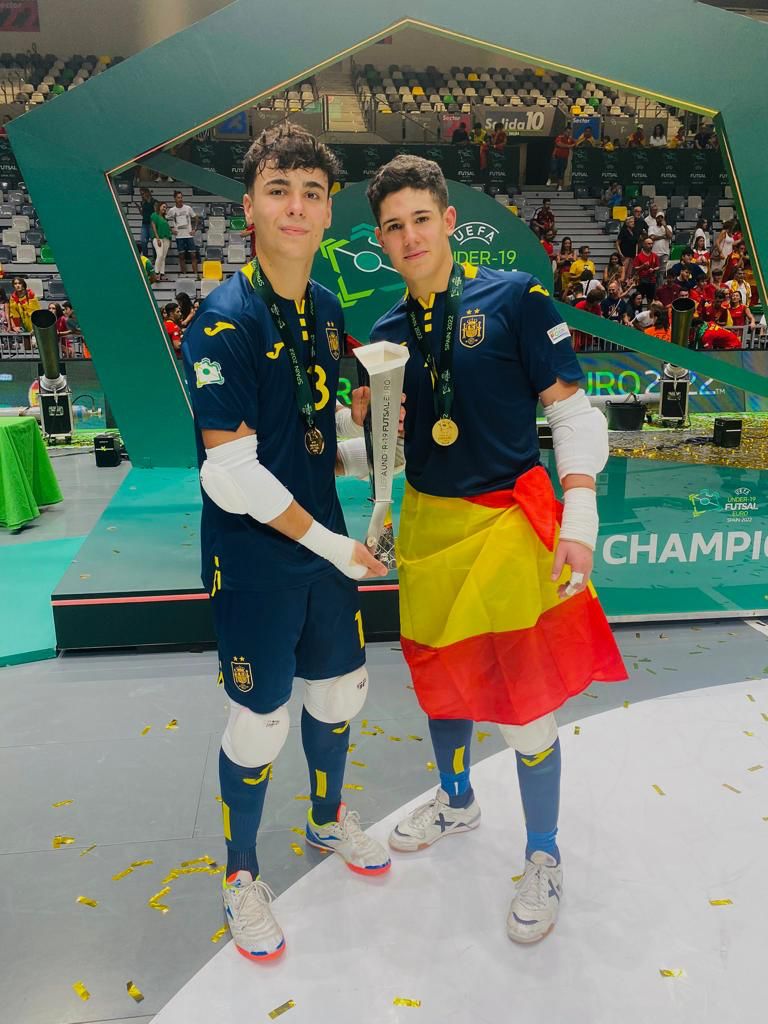 _SBS_Sport's tweet photo. Sabíamos que la portería estaba bien cubierta y que desde ahí se logran las victorias.

¡¡¡CAMPEONES DE EUROPA SUB 19!!!

Enhorabuena a @mariogh021 @palazzon97 y a @Ibanre01 (que también ha sido participe)

#sbsplayers #sbssport #futsal #EspañaSub19 #mario #palazon #ibanreyes https://t.co/WlXeefB2P1