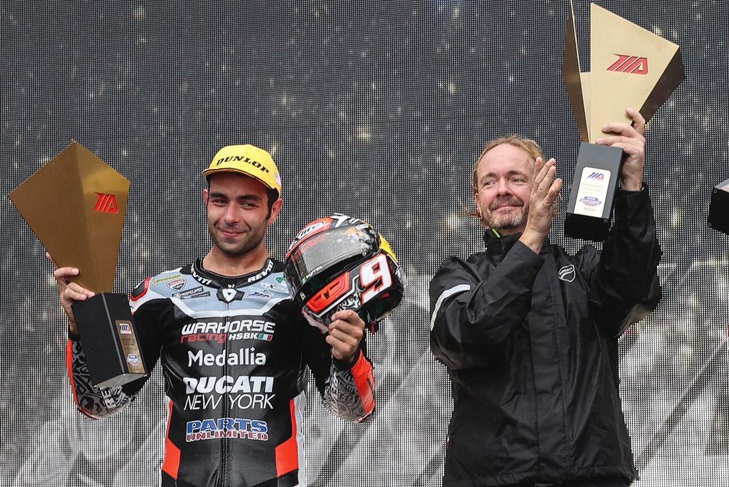 Petrux9's tweet photo. Ieri ho vinto un’altra gara 🤩🥇
Yesterday I won another race 🤩🥇

@ducaticorse @hsbk1 @NAWarhorse @nolangroup @REVIT @formabootsusa @Kyrrexcom @oakley @motoamerica #ducati #ducatinewyork #warhorse #motoamerica https://t.co/pFn69Bhg4C