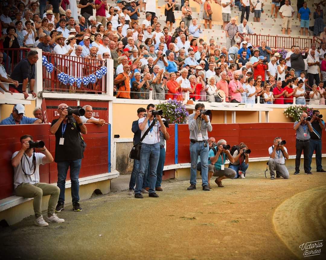 Ce cliché de <a href="/BordesVictoria/">Bordes Victoria</a> nous donne l'occasion de mettre en lumière les photographes accrédités dont le travail est précieux et contribue au rayonnement les Arènes de Bayonne.
C'est à travers leur regard que nous allons revenir sur les meilleurs moments de la dernière Feria.