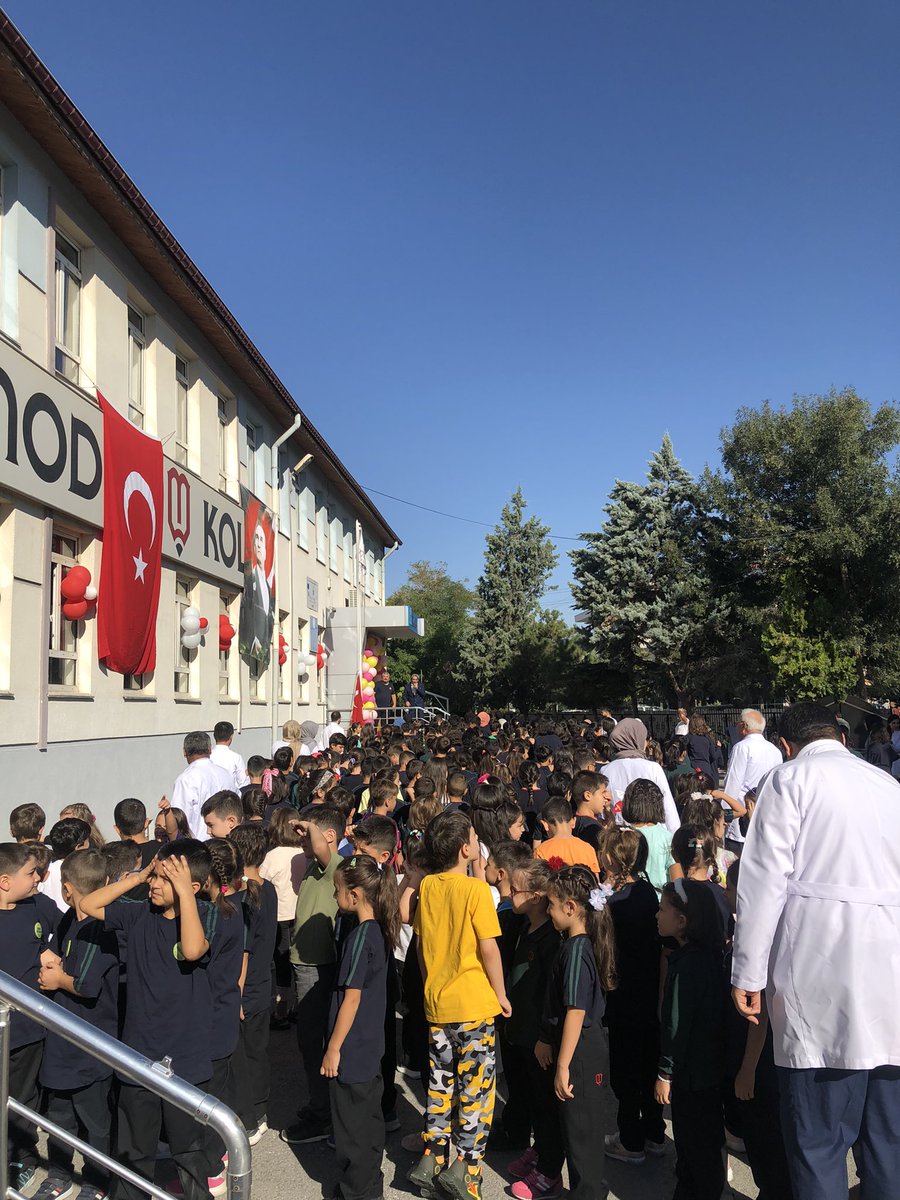 Sevinçliyiz Hepimiz Yaşasın Okulumuz 🥳Yeni eğitim öğretim yılına tüm coşkumuz ve heyecanımızla başladık🤩Uzun bir aradan sonra birbirimize kavuşmanın sevincini yaşıyoruz🌸Tüm öğrencilerimize,velilerimize ve öğretmenlerimize yeni eğitim öğretim yılının hayırlı olmasını diliyorz🥰