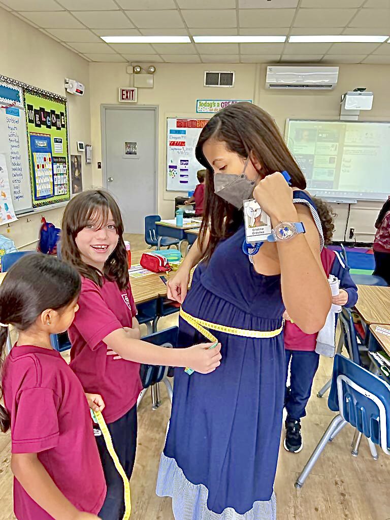 BalboaAcademy's tweet image. 2nd grade Practicing measuring with meter tape!