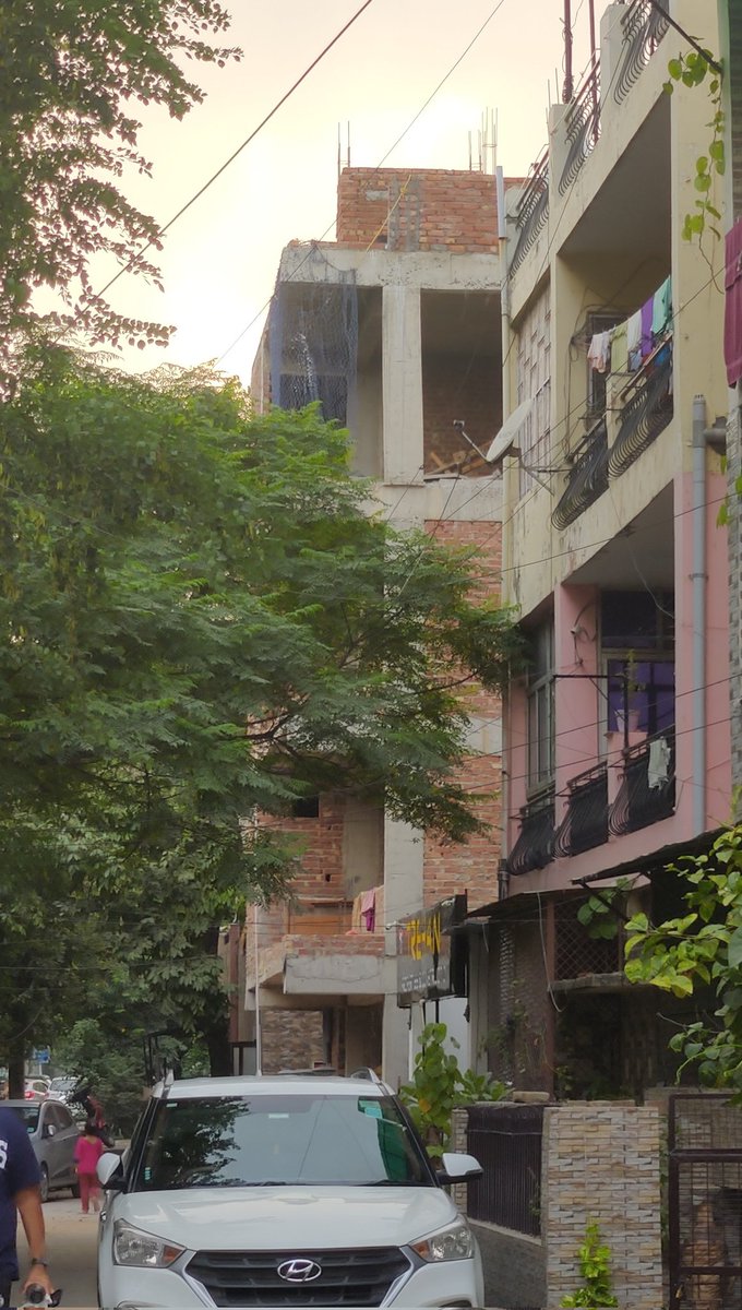 Pm42206679's tweet photo. @motu_patloo Apke fufa ji ka unauthorised home dikh raha hai aved jeena,lift chhaja.30 darwaje 28 khidkiya aadhe darwaje flat ke under ja chuke hai https://t.co/WlFZWKhDjp