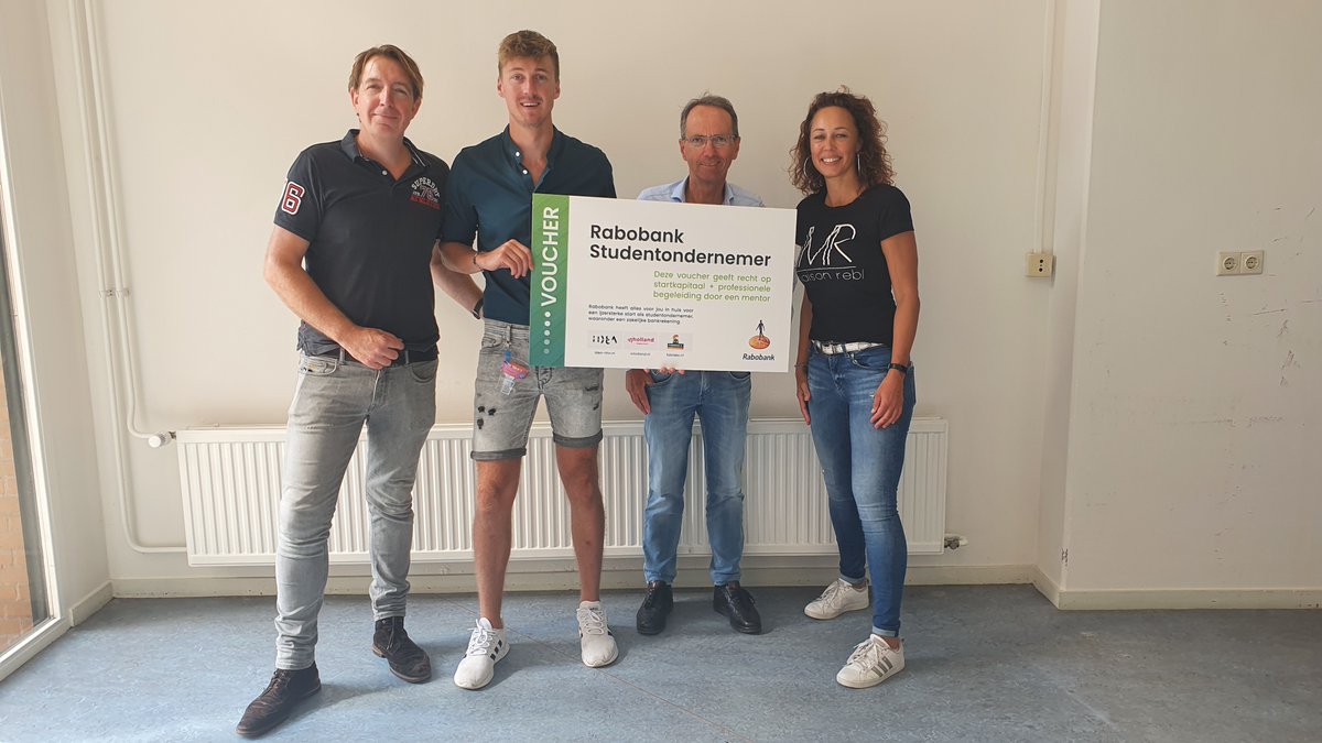 ideanhn's tweet photo. YES! We hebben weer een jonge ondernemer kunnen helpen! Gefeliciteerd @Jur_Stam van HoldmyCup met de #Rabobank #studentondernemervoucher. Naast een startkapitaal geeft de voucher recht op begeleiding door een mentor. https://t.co/JCyzcSZzqF https://t.co/82NVxYN9el