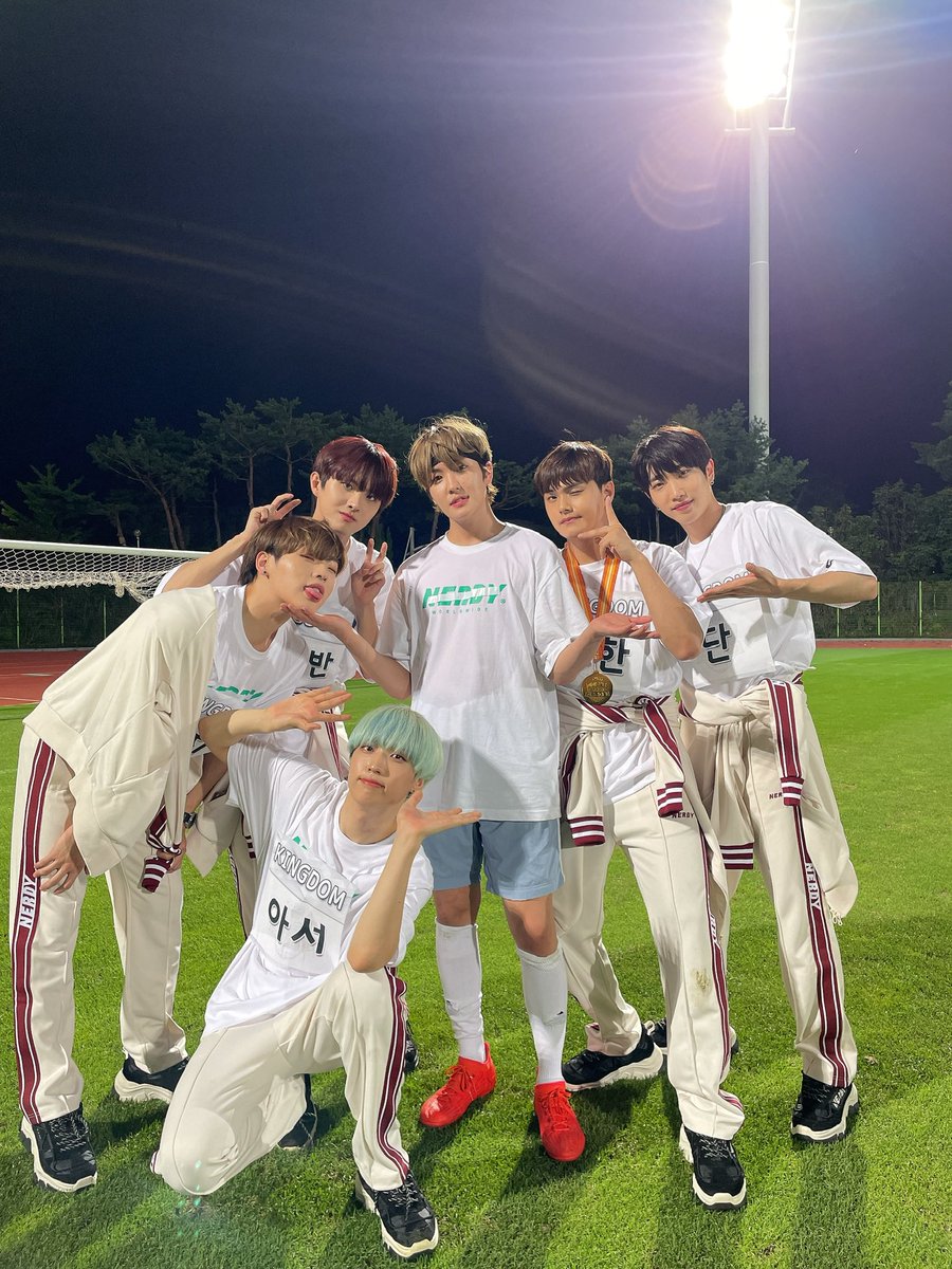 TheKingDom_GF's tweet photo. [👑]

<추석특집 아이돌스타 선수권 대회>

킹덤 첫 아육대⚽️🤍

연휴 마지막 날까지 킹덤이들과 함께
열심히 응원해 준 킹메이커 고마워요💛

#KINGDOM #킹덤 https://t.co/g8lIdME0fk