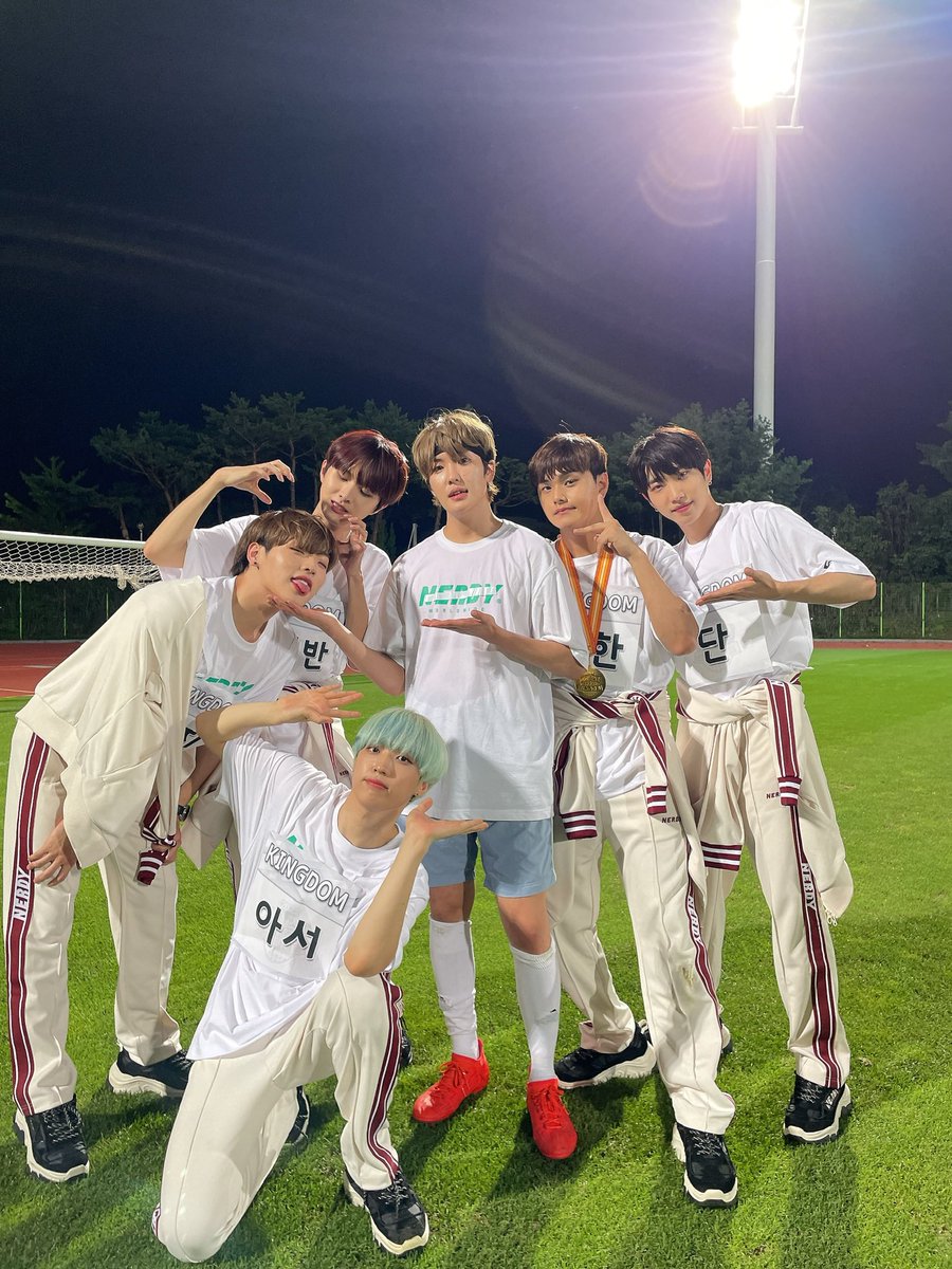 TheKingDom_GF's tweet photo. [👑]

<추석특집 아이돌스타 선수권 대회>

킹덤 첫 아육대⚽️🤍

연휴 마지막 날까지 킹덤이들과 함께
열심히 응원해 준 킹메이커 고마워요💛

#KINGDOM #킹덤 https://t.co/g8lIdME0fk