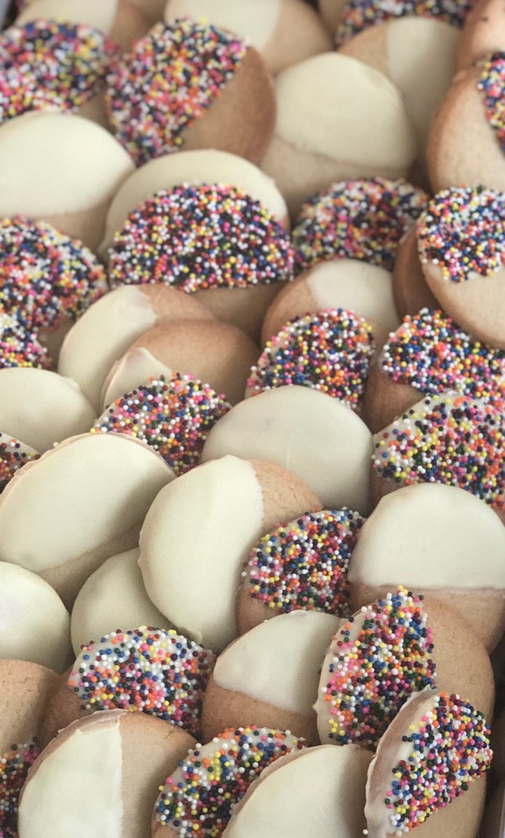 Sugar Cookie + White Chocolate + Sprinkles = Happiness 😁

That’s my kind of Maths!

Happy Baking! 

#kwirky
#happybaking #bakerslife #cookies #biscuits #sugar #sugarcookies #homebaking  #bake #ukbakers #Aussie  #uk #whitechocolate #sprinkles