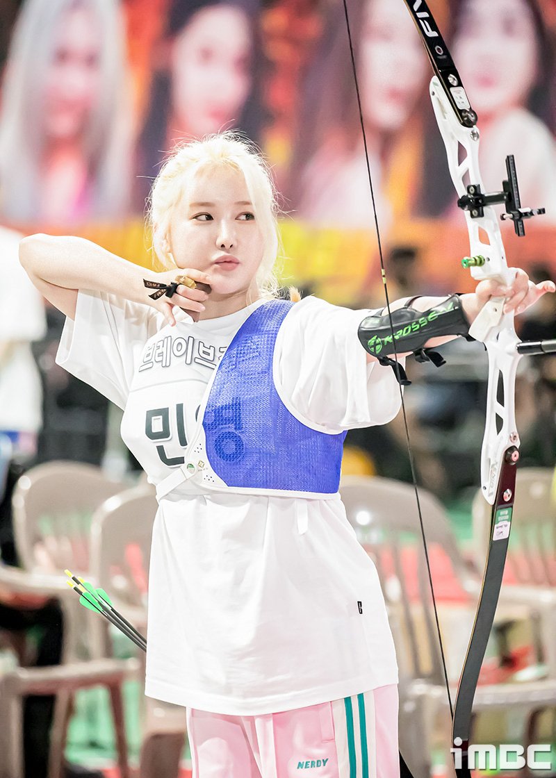 imbcenews's tweet photo. 민영, 불타는 롤링샷 (아육대 B하인드) #아육대 #양궁 #브레이브걸스 #민영
https://t.co/7ZWvFf54kK https://t.co/FVKson4zbF