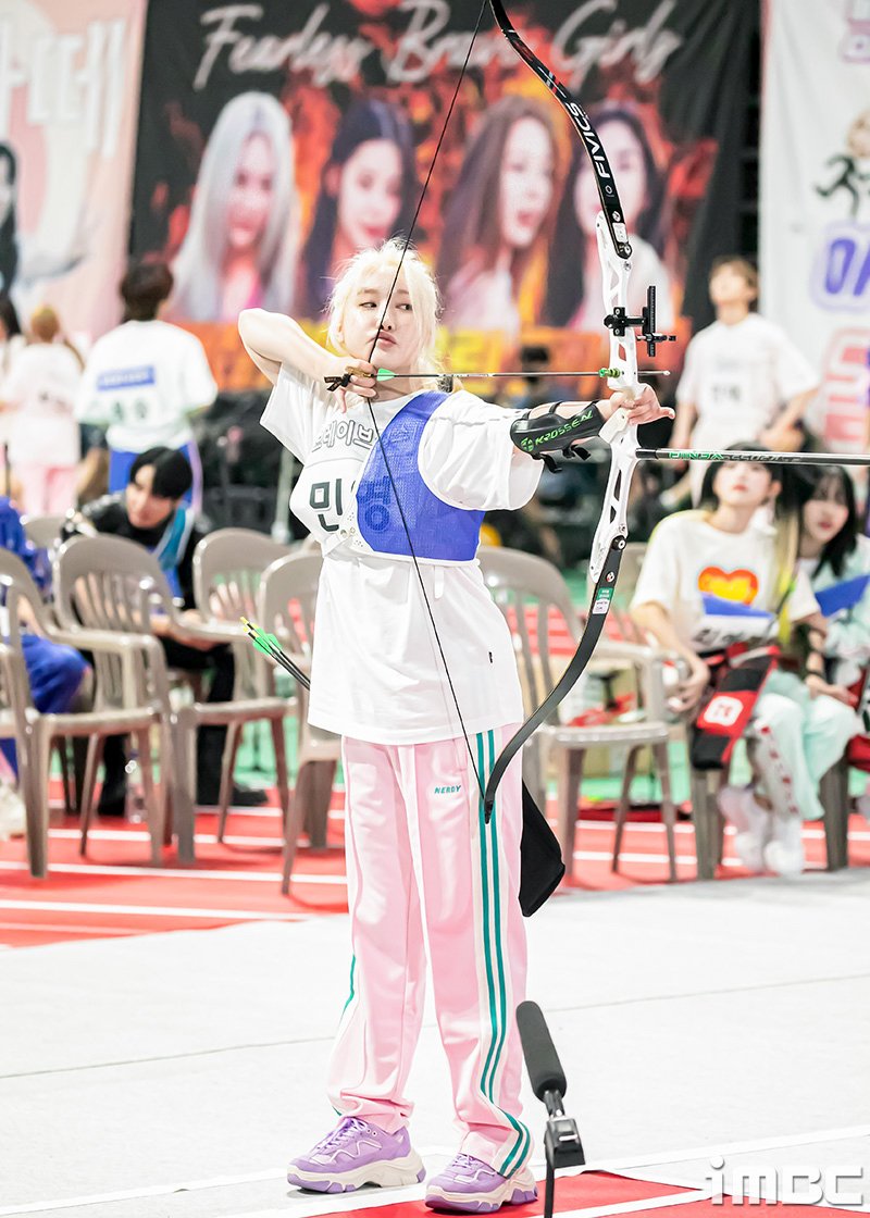 imbcenews's tweet photo. 민영, 불타는 롤링샷 (아육대 B하인드) #아육대 #양궁 #브레이브걸스 #민영
https://t.co/7ZWvFf54kK https://t.co/FVKson4zbF