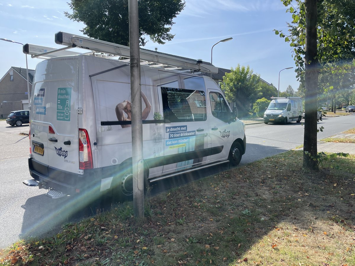 johnruiter's tweet photo. @vitens 2 van jullie bedrijfswagens (met de oproep minder water te gebruiken) staan in Raalte-Noord al zeer geruime tijd stationair te draaien, terwijl de ene chauffeur bij de andere in de auto zit. #besparen #beetjeongeloofwaardig https://t.co/Z2wGLDDseJ