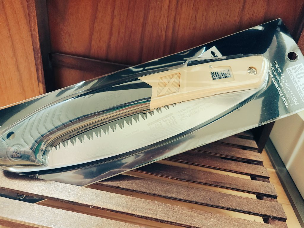 shika3beking's tweet photo. 正直買う気がなかったNO164のノコギリ。しかしキャンプ熱爆上がり中なので結局購入！
やっぱりカッコいい！
#NO164 
#ヒロシ
#ソロキャンプ
#ソロキャン https://t.co/71klRinSY5