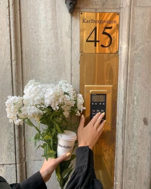liviuuh's tweet photo. coffee and flowers https://t.co/CvmoGzT3Kj