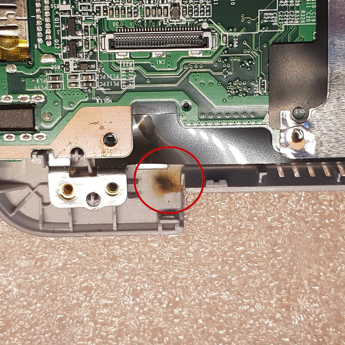 LaptopFixBerlin's tweet photo. Diese "Räucherspuren" unter dem Scharnier lassen nichts Gutes ahnen. Das Displaykabel hat sich an dem Scharnier durchgescheuert und schließlich lagen die Drähte blank. Ergebnis: Reparabel aber eher ein wirtschaftlicher Totalschaden.

#laptopfix #hardware #displaykabel https://t.co/XFhTg7CZc9