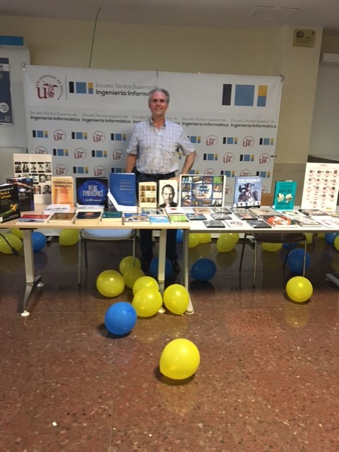 Biblioteca_US's tweet photo. La biblioteca de #Informática ha sido parada obligatoria para el nuevo alumnado de la @etsii Han conocido parte del fondo bibliográfico. Nuestra bienvenida y mejores deseos en esta nueva etapa @twitCADUS @delegaETSII @unisevilla #vivelaus #vivelaBUS https://t.co/l4tqNONj0Q
