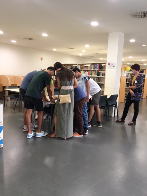 Biblioteca_US's tweet photo. La biblioteca de #Informática ha sido parada obligatoria para el nuevo alumnado de la @etsii Han conocido parte del fondo bibliográfico. Nuestra bienvenida y mejores deseos en esta nueva etapa @twitCADUS @delegaETSII @unisevilla #vivelaus #vivelaBUS https://t.co/l4tqNONj0Q