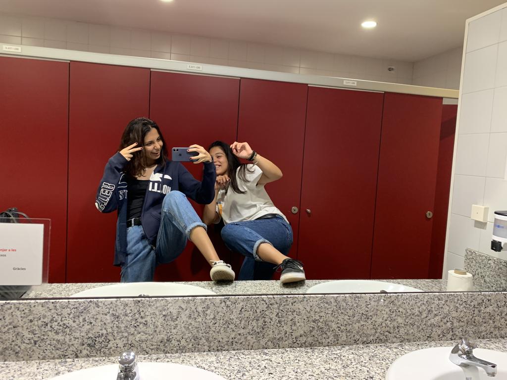Marwaeb10's tweet photo. Nos hemos hecho una foto cada primer día de carrera, desde 2019🥺👉🏽👈🏽 https://t.co/x0YCykuEsJ