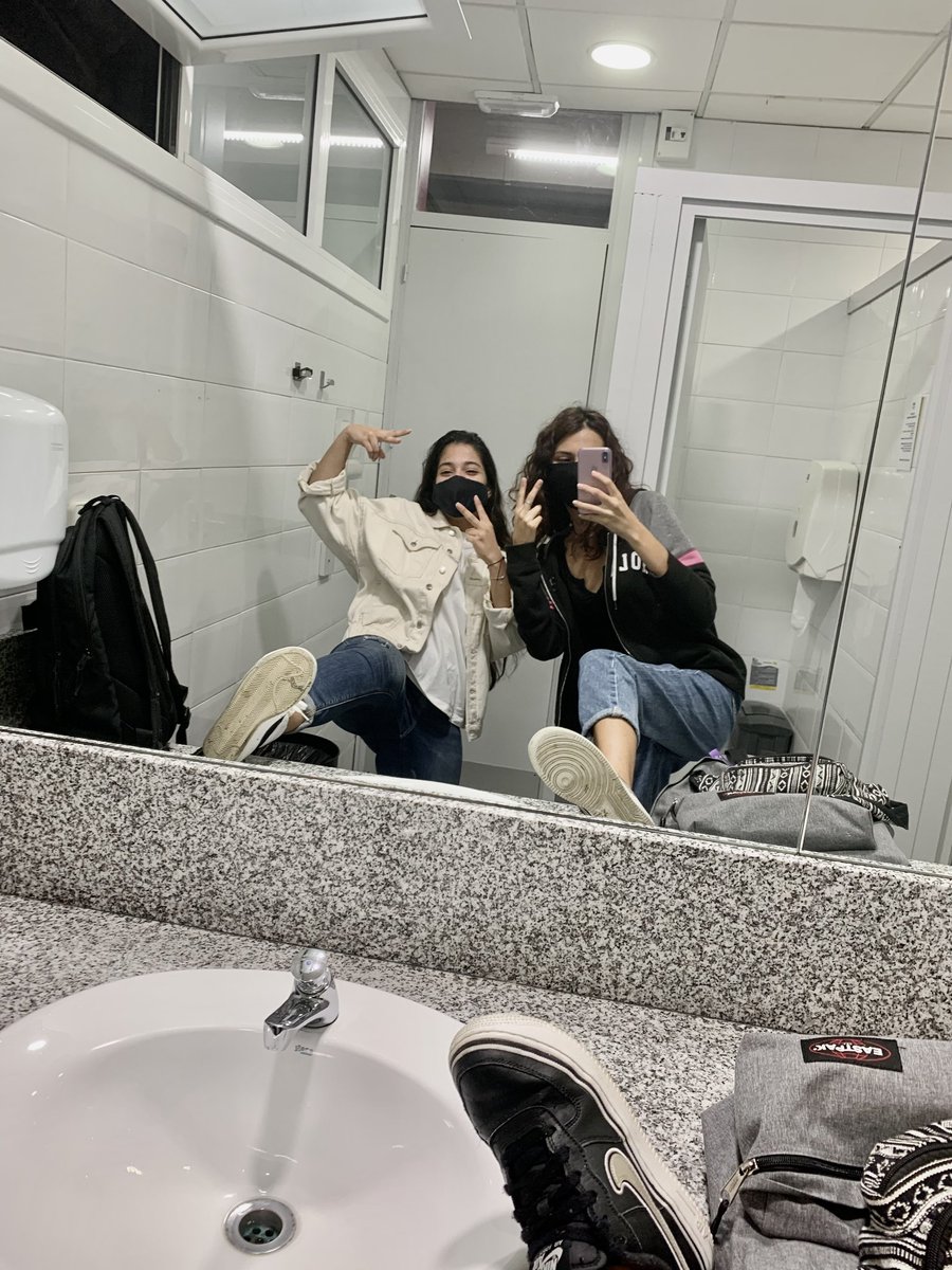Marwaeb10's tweet photo. Nos hemos hecho una foto cada primer día de carrera, desde 2019🥺👉🏽👈🏽 https://t.co/x0YCykuEsJ