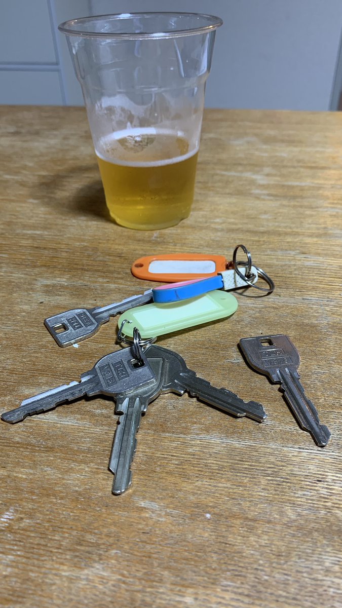 kiku461's tweet photo. ベトナム人技能実習生が期間満了で転職した。
『他に給料いい会社見つけたから変わるね』って。
でも最後の夜に寮のアパートでボロボロ泣きながら『今までありがとうございました』って鍵を返してきた。
1人ビールが切ない😭
#技能実習生 #ベトナム人技能実習生 https://t.co/eoLI7AikNE