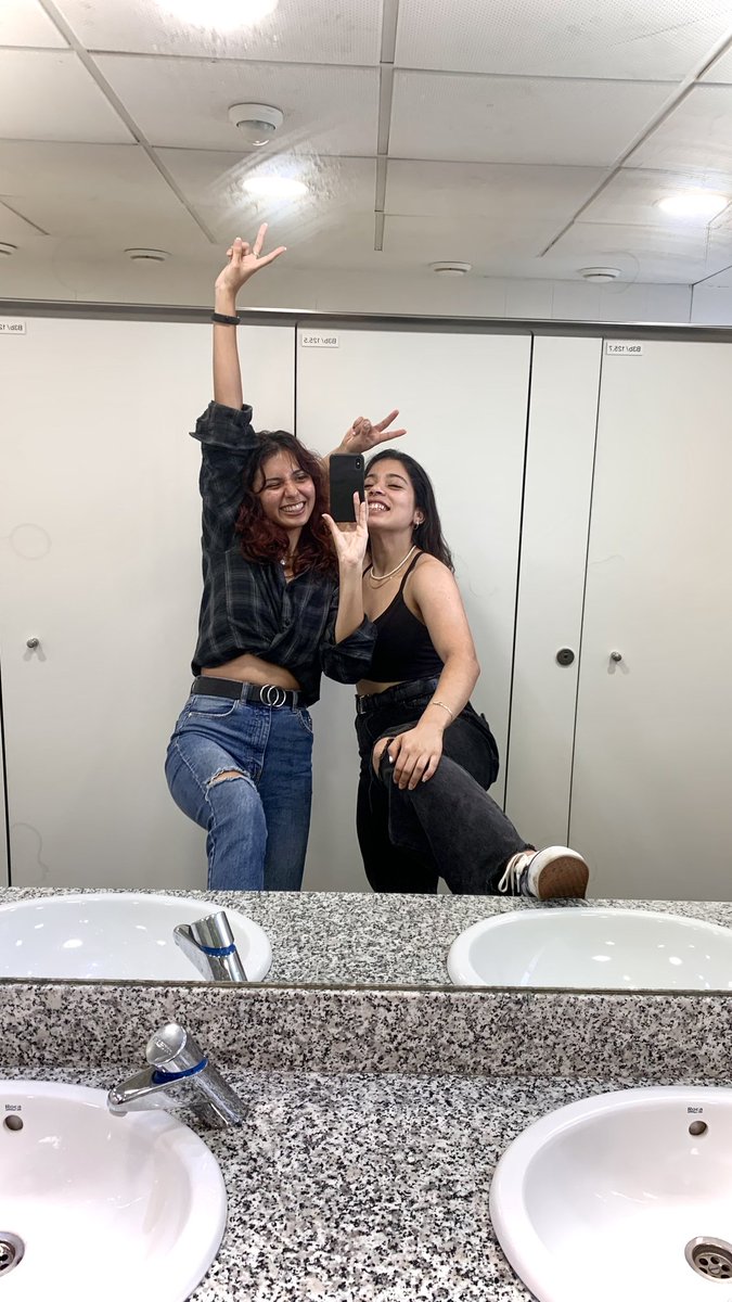 Marwaeb10's tweet photo. Nos hemos hecho una foto cada primer día de carrera, desde 2019🥺👉🏽👈🏽 https://t.co/x0YCykuEsJ