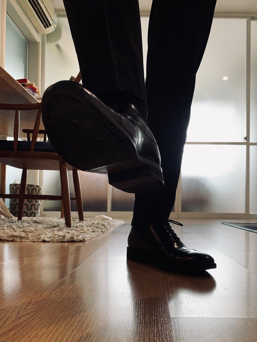 Master_Tann's tweet photo. Put your head under my feet!! เอาหัวต่ำๆ ของทาสมารองตีนเจ้านายดิ หน้าที่ของทาส คือ คอยเอาหัวของมันเช็ดพื้นรองเท้าเจ้านายเวลานายกลับมา เหมือนเป็นพรหมเช็ดเท้าต่ำๆ น่าสมเพช 
#ทาสตีน #ทาสเท้า #ทาสหมา #ทาสรับใช้ #ทาสชั้นต่ำ #footslave #slave https://t.co/4PC86hrXHv