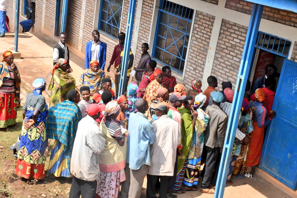 ABPInfos's tweet photo. 1/3 #Burundi Au moment où c'est ce lundi qu'a eu lieu les élections des conseils des notables collinaires et des quartiers dans tout le pays, le ministre de @MininterInfosBi a effectué cette activité à sa colline natale de #Magamba en zone #Murima du chef-lieu de @KayanzaProvince https://t.co/ZqfxP00XAR