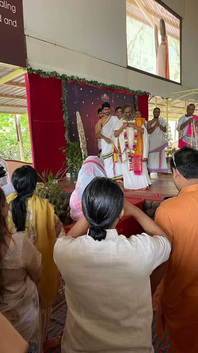 Sandeep23borkar's tweet photo. Sara Ali Khan attended 
Rudra Puja today at Bangalore ashram Took blessings from Gurudev Sri Sri Ravi Shankar ji

@SaraAliKhan
#Srisri 
#Artofliving
#SalaAlikhan https://t.co/7hLpYvzr9k