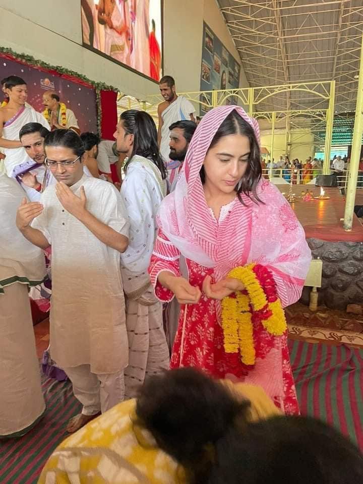 Sandeep23borkar's tweet photo. Sara Ali Khan attended 
Rudra Puja today at Bangalore ashram Took blessings from Gurudev Sri Sri Ravi Shankar ji

@SaraAliKhan
#Srisri 
#Artofliving
#SalaAlikhan https://t.co/7hLpYvzr9k