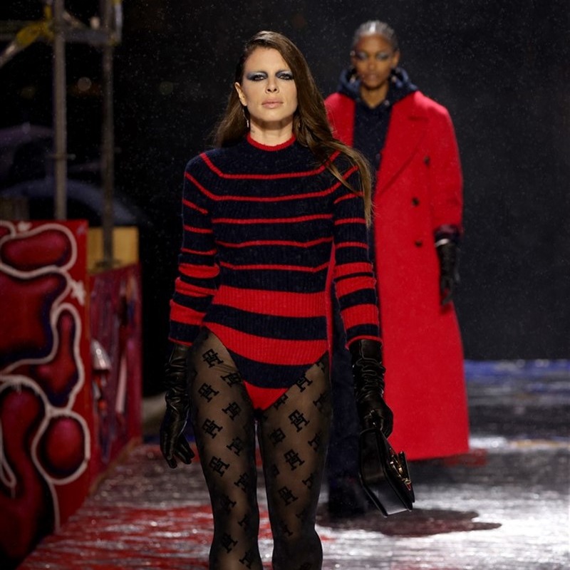 designscene's tweet photo. #TommyHilfiger presents first-of-its-kind simultaneous IRL and URL runway show for the #TOMMYFACTORY Fall 2022 Collection #NYFW