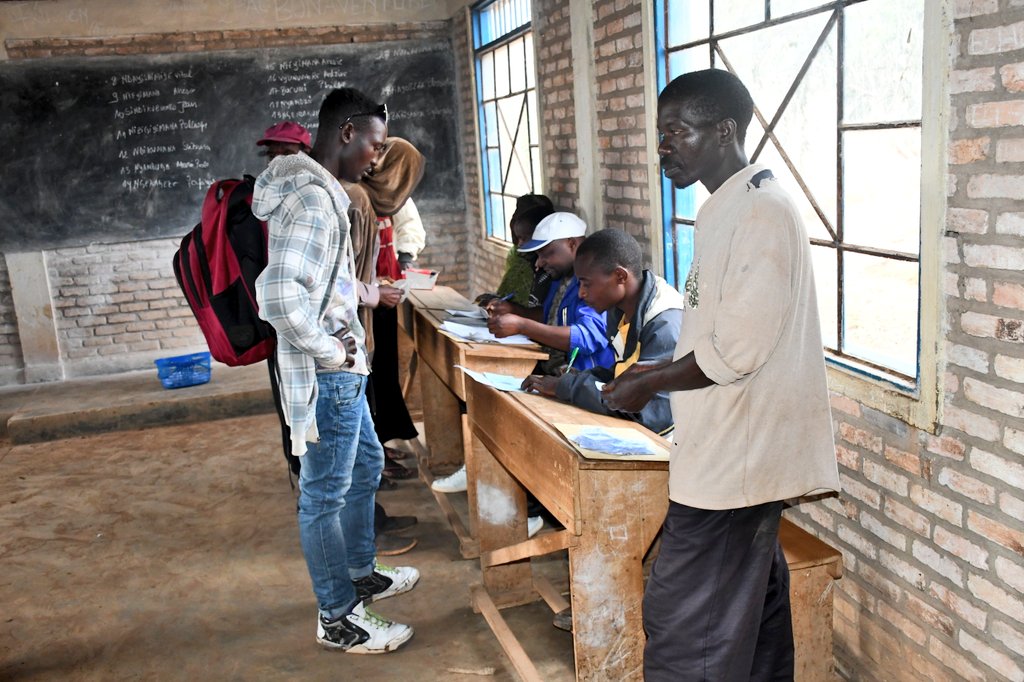 ABPInfos's tweet photo. 1/3 #Burundi Au moment où c'est ce lundi qu'a eu lieu les élections des conseils des notables collinaires et des quartiers dans tout le pays, le ministre de @MininterInfosBi a effectué cette activité à sa colline natale de #Magamba en zone #Murima du chef-lieu de @KayanzaProvince https://t.co/ZqfxP00XAR