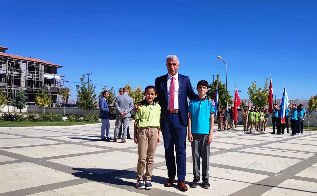 Ilköğretim Haftası münasebetiyle Ilçe Milli Eğitim Müdürümüz Sadun KILINÇ, Şube müdürlerimiz Abdülbaki ERTUĞRUL ve Bedri ALTUNTAŞ, okul müdürleri ve öğrencilerimizin katılımıyla Atatürk anıtına çelenk sunumu gerçekleştirdi.