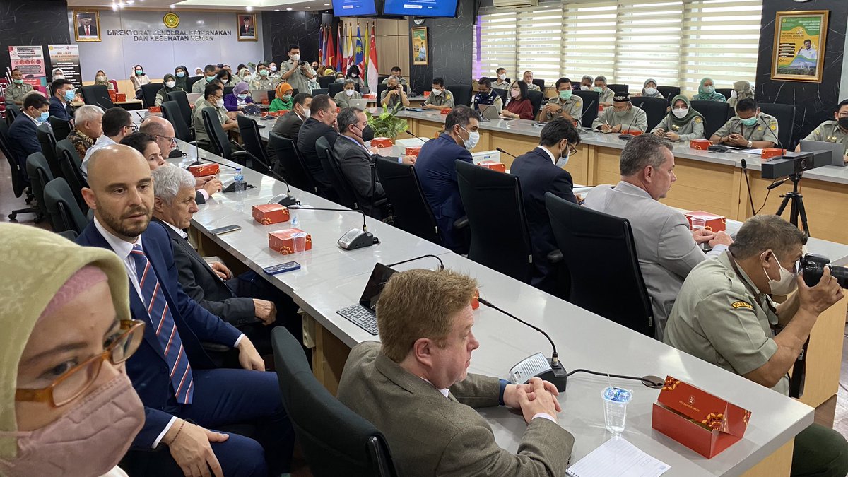 MarcosMontesBR's tweet photo. O encontro contou com painéis apresentados pelo secretário de Defesa Agropecuária do #MapaBrasil, Guilherme Leal, pelo chefe de Apoio às Missões Internacionais, Gustavo Bracale, e pelo coordenador-Geral de Produtos de Uso Veterinário, Marcos de Santana Leandro Júnior. https://t.co/qc4r2N8Wen