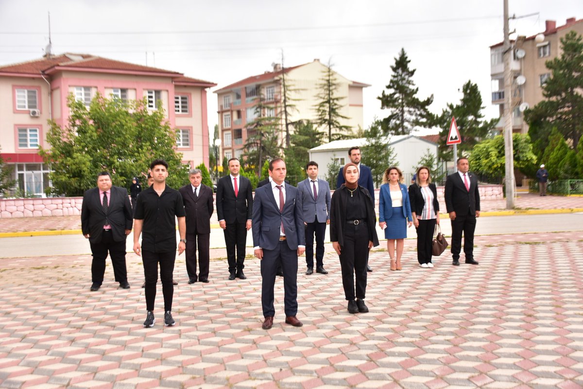 inonumem's tweet photo. 2022 2023 Eğitim öğretim yılı icin İlçe Milli Eğitim Müdürümüz Sayın Ali TÜRKAL çelenk sunumunu gerçekleştirdi.Tüm eğitim camiasına ve öğrencilerimize yeni eğitim öğretim yılında başarılar diliyoruz. @tcmeb @pervin_tore https://t.co/ohznkbphcb