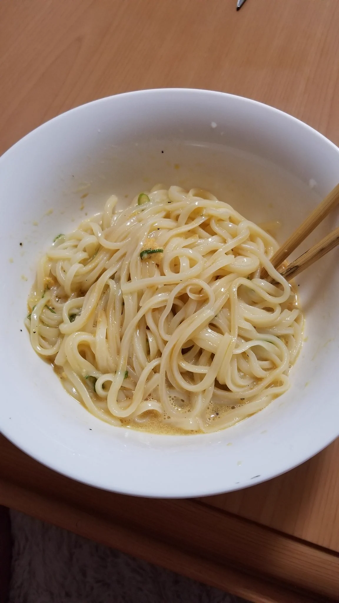 これえぐい…
悪魔の食べ物や…
この時間に食べるにはカロリー爆弾すぎる♡
・大葉が無いのでネギで代用
・暑いので冷やしで食べたいから事前にバターはチン
・お醤油を垂らすと兵器。  