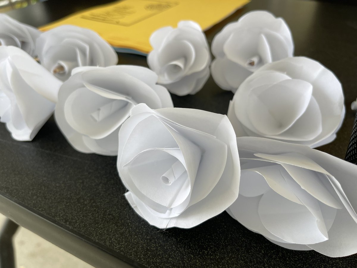 Our Character Leader class has a station set up as kids enter the gate this morning to write thank you notes to First Responders in honor of 9/11. Thank you for your leadership <a href="/KailiPalmer/">Kaili Palmer</a> #WeAreVIDA