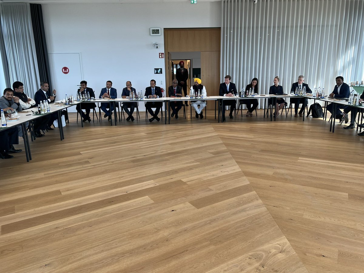 BhagwantMann's tweet image. ਖੇਤੀ ਅਤੇ ਜ਼ਮੀਨੀ ਪਾਣੀਆਂ ਨਾਲ ਸੰਬੰਧਤ ਦੁਨੀਆਂ ਦੀ ਮੰਨੀ ਪ੍ਰਮੰਨੀ ਜਰਮਨ ਕੰਪਨੀ BayWa ਦੇ CEO Mr Marcus Pollinger , CEO of Vista Mrs Dr Heike Bach and Senior Consultant Smart Farming Mr Josef Thoma ਦੀ ਪੂਰੀ ਟੀਮ ਨਾਲ ਪੰਜਾਬ ਦੀ ਖੇਤੀ ਨਾਲ ਜੁੜੇ ਮਸਲਿਆਂ ਬਾਰੇ detail discussion ਹੋਈ..