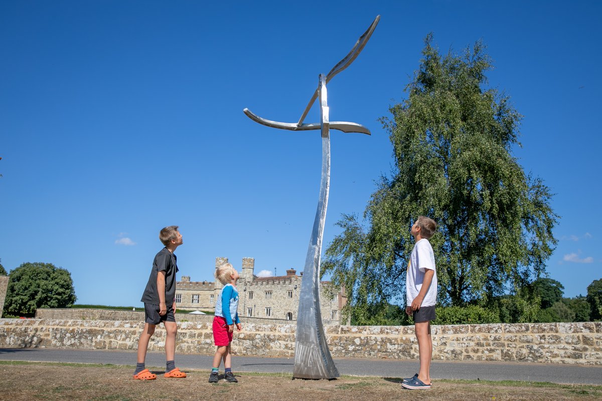 leedscastleuk's tweet photo. ✨ Meet the artist of #DesignMonth at #LeedsCastle ✨
Will Carr's breathtaking 'Meandering Valleys' stands tall watching over the Castle and Great Water. The lightest gust of wind effortlessly and elegantly moves this sculpture.
Learn more, visit: https://t.co/teYz80LlJs https://t.co/WwymSAilEj