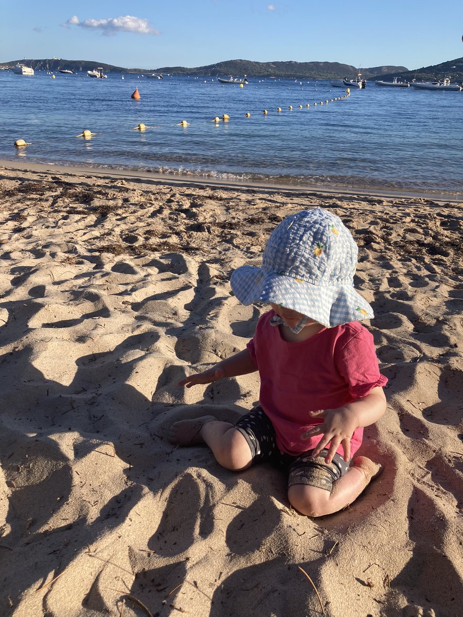 KatieLinsell's tweet photo. Out of office is on! #holidays #toddling #bighat https://t.co/8Sgcu4Ton6