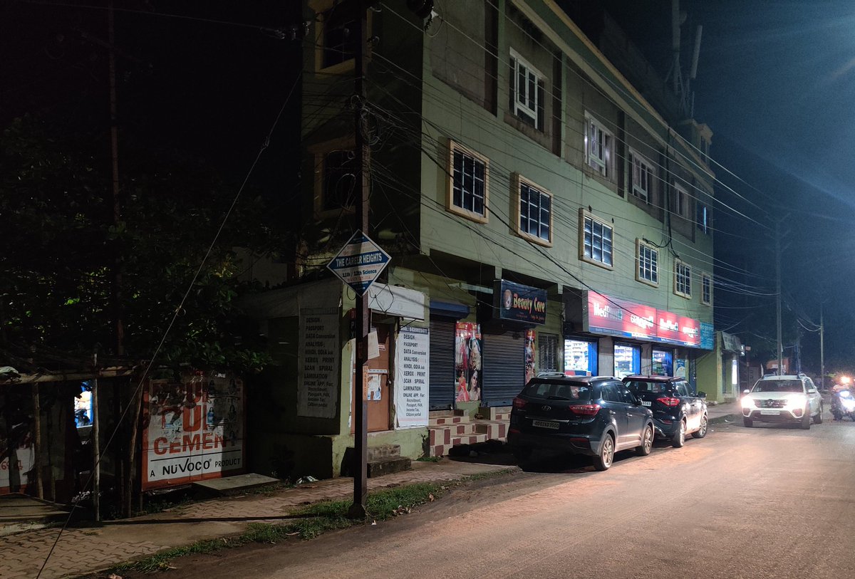 bbsrcapital's tweet photo. Plot No. - MIG 108, Anant Vihar Ph-II, Pokhariput
The owner is using the residential @BDA_BBSR alloted house for commercial purpose renting it out to 1 medicine store, 1 bank, other 2 shops and illegal rooftop mobile towers. 1/2 https://t.co/kyzu30YzX7