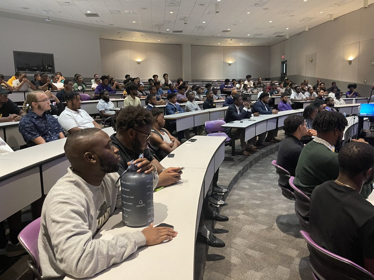 Sunday, freshman males were in attendance as we held our MALE Convocation! 🛡

Attendees learned, networked with PV leaders, and heard an amazing keynote!

Thank you to everyone who helped make this event happen! 

🗣 The MALE mentee application is NOW OPEN! Link below! ⏳