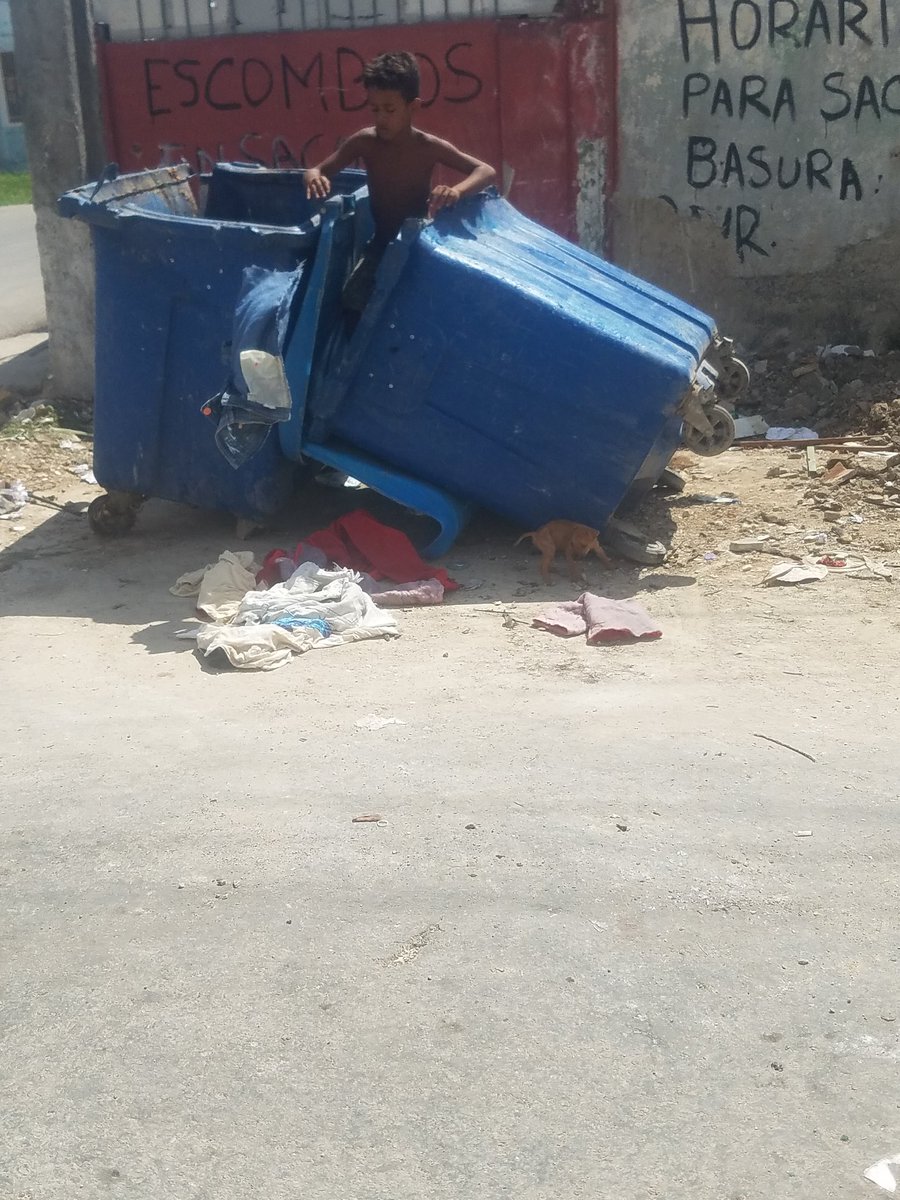 JustNobodycuba's tweet photo. Esto no es Haití #estoescuba ni a la @UNICEFCuba ni a @DiazCanelB le importa que esto pase en #Cuba. Ni el #CodigoDeLasFamilias va a impedir que esto siga pasando. Buscando ropa en la basura para vender. #abajoladictadura 
@mmpizonero @SailydeAmarillo @mjorgec1994 @MarioJPenton https://t.co/pQhEIscuX4