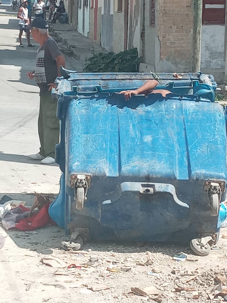 JustNobodycuba's tweet photo. Esto no es Haití #estoescuba ni a la @UNICEFCuba ni a @DiazCanelB le importa que esto pase en #Cuba. Ni el #CodigoDeLasFamilias va a impedir que esto siga pasando. Buscando ropa en la basura para vender. #abajoladictadura 
@mmpizonero @SailydeAmarillo @mjorgec1994 @MarioJPenton https://t.co/pQhEIscuX4