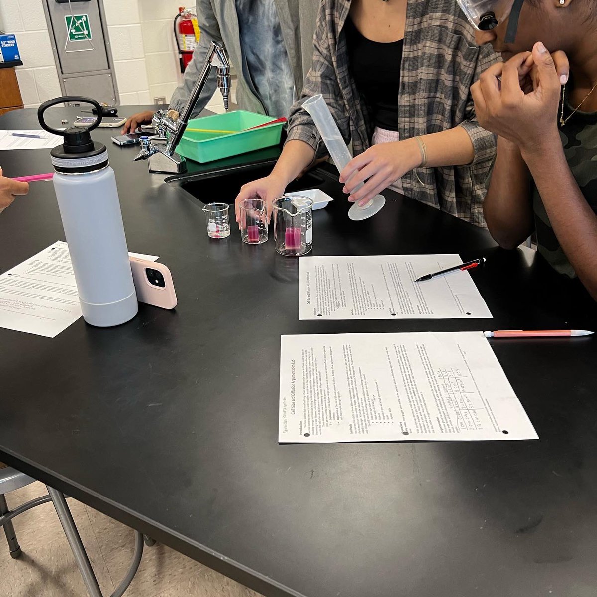 TFY77's tweet photo. AP Bio determining if cell size makes a difference in diffusion. Determining their own procedures, making a claim, citing their evidence, and reasoning why their evidence proves their claim is correct!
#apbiology #claimevidencereasoning #reallifeapplication #handsonlearning https://t.co/9MGQjDRMOd