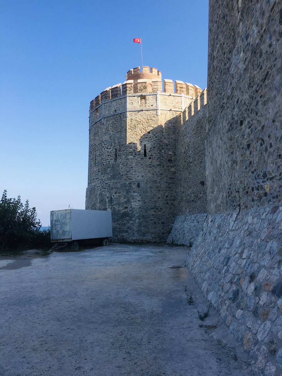 Denize sıfır Anamur Mamure Kalesi,yüz yıllara tanıklık etmiş muhteşem tarihi eser.
Fotoğraftaki konteynır tuvalet olarak kullanılıyormuş.Kalenin etrafında böyle metruk oluşumlara izin verilmemeli.Bu ihtiyaç başka formüllerle çözülmelidir.Kent estetiği yok sayılmış
<a href="/TCKulturTurizm/">T.C. Kültür ve Turizm Bakanlığı</a>