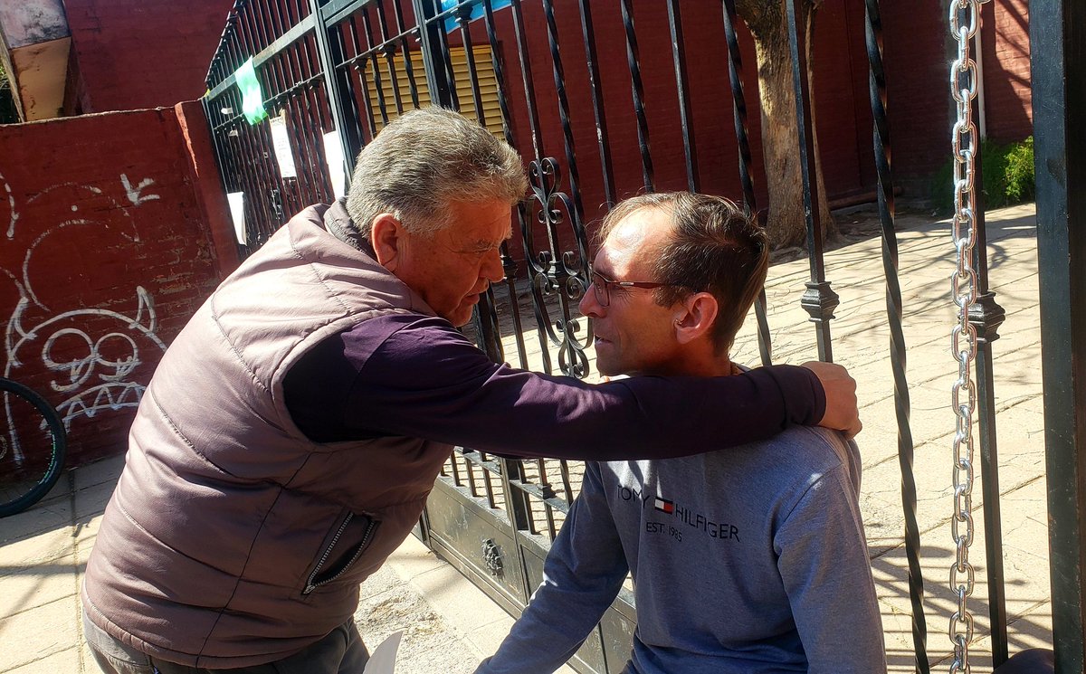 leoguevara80's tweet photo. #VERGÜENZA #Cordoba abusaron sexualmente de un niño de 11 años autista en el baño de la escuela Rafaela Sanchez de Calderi donde además lo sometieron a golpes y como los directivos no dieron respuestas el papá se encadenó en la puerta del colegio. Movil @radiomitrecba. https://t.co/P4T2IsSlRz