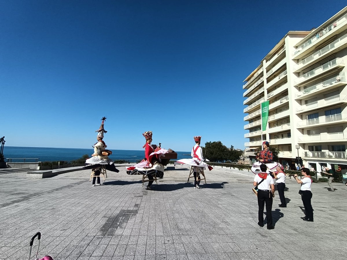 Ezpelur's tweet photo. CAS: Ayer estuvimos en Biarriz junto con @ComparsaEzpelur en el festival internacional de danza contemporánea "Temps d'aimer la danse"

EUS.: Atzo Biarritzen izan ginen @ComparsaEzpelur - ekin batera "Temps d'aimer la danse" nazioarteko dantza garaikide jaialdian. https://t.co/scCz76QLrn