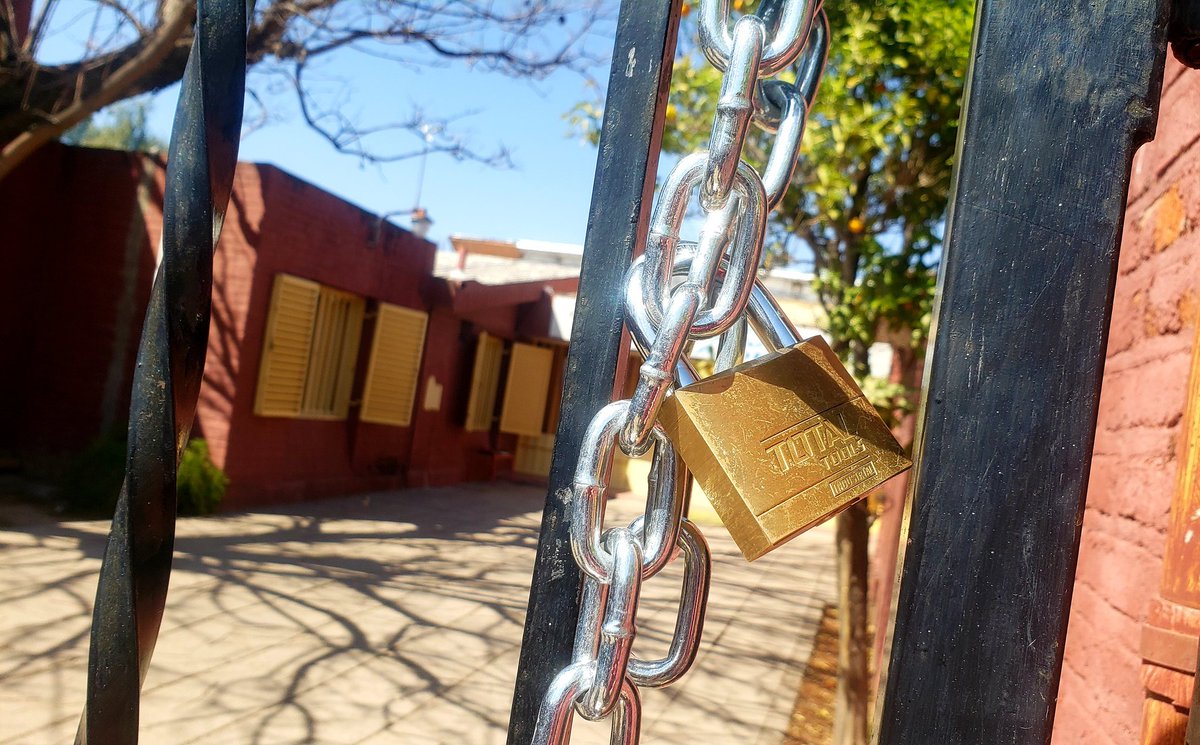 leoguevara80's tweet photo. #VERGÜENZA #Cordoba abusaron sexualmente de un niño de 11 años autista en el baño de la escuela Rafaela Sanchez de Calderi donde además lo sometieron a golpes y como los directivos no dieron respuestas el papá se encadenó en la puerta del colegio. Movil @radiomitrecba. https://t.co/P4T2IsSlRz