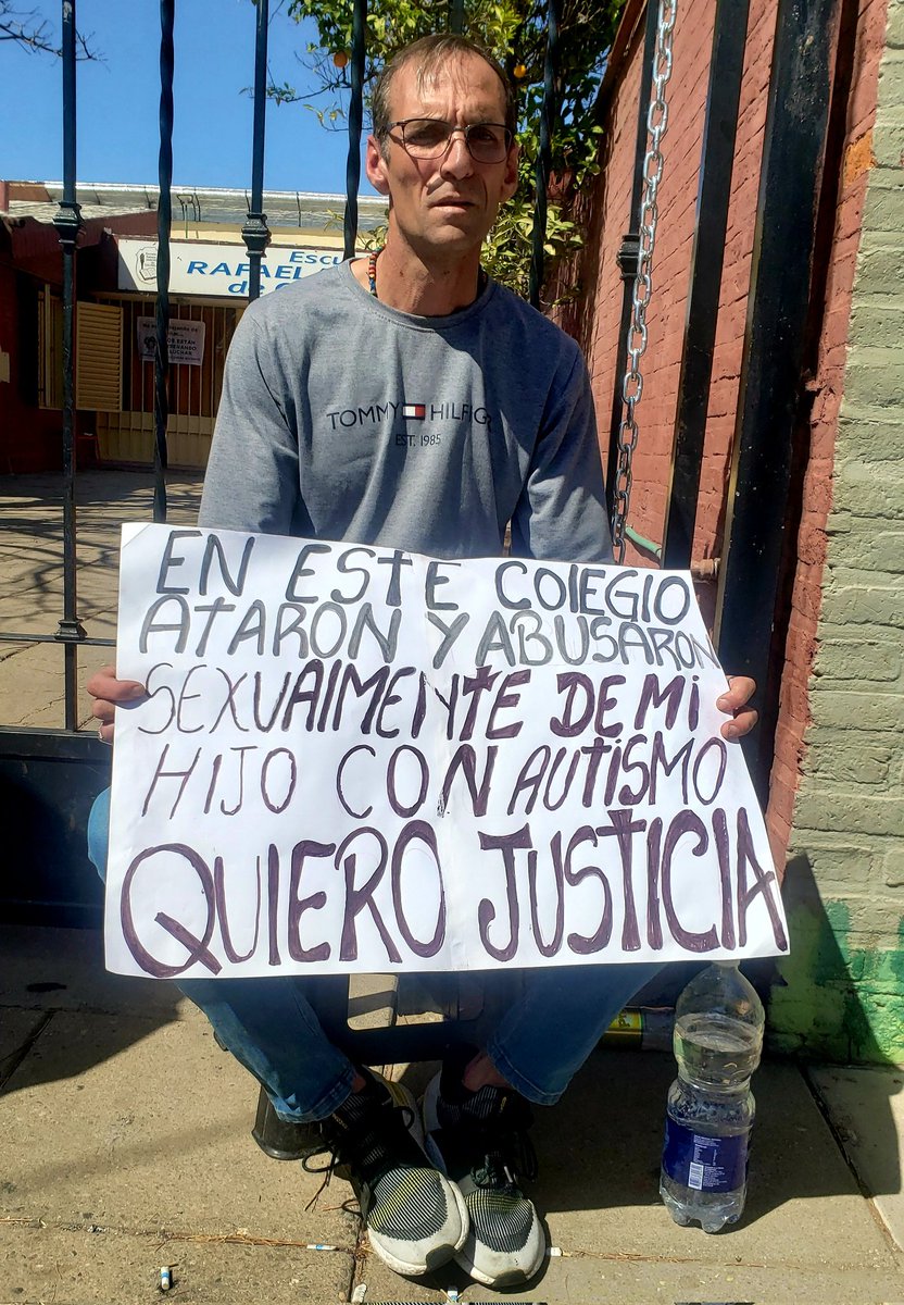 leoguevara80's tweet photo. #VERGÜENZA #Cordoba abusaron sexualmente de un niño de 11 años autista en el baño de la escuela Rafaela Sanchez de Calderi donde además lo sometieron a golpes y como los directivos no dieron respuestas el papá se encadenó en la puerta del colegio. Movil @radiomitrecba. https://t.co/P4T2IsSlRz