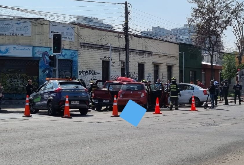 Bomberos trabajando en accidente vehicular en Mapocho y Ricardo Cumming, Santiago. Foto <a href="/RojasF10/">Felipe Rojas</a> cc <a href="/OctavaCBS/">Octava CBS</a> <a href="/duodecimacbs12/">Duodecimacbs</a> <a href="/Novenacbs/">Bomba Yungay</a>