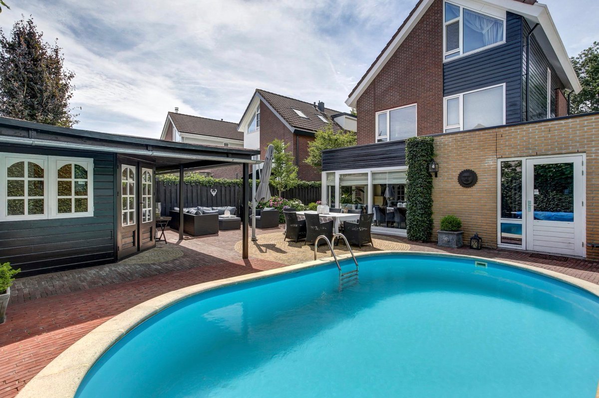 🏡 Nu in de verkoop,Veenpad 15.
Deze mooie half-vrijstaande HERENHUIS  beschikt over maar liefst 5 slaapkamers. Bovendien heeft het alles waar u het hele jaar door van kunt genieten, zoals een ZWEMBAD en SAUNA.

Contact: makelaarvooreenuur.nl/contact

makelaarvooreenuur.nl/woning/soest-v…
#makelaar