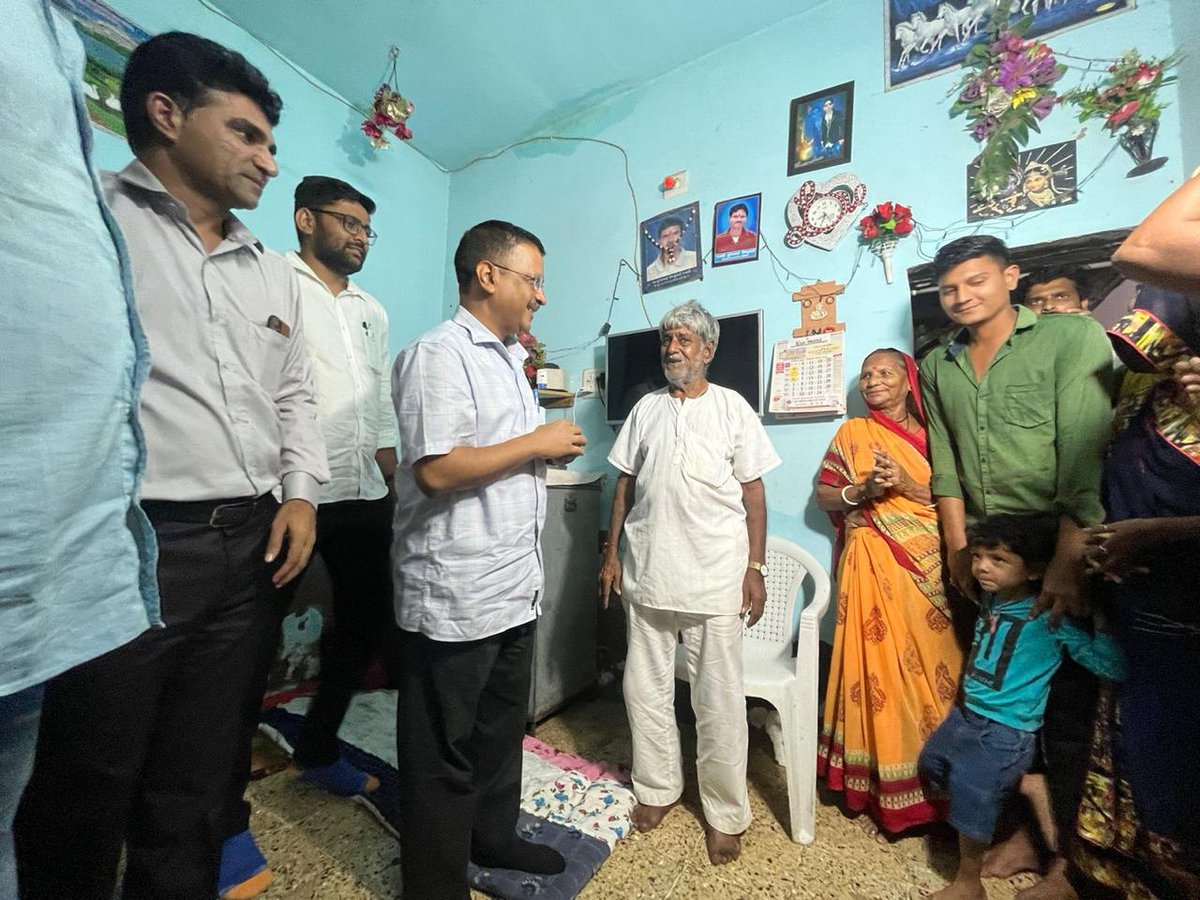 aartic02's tweet photo. That's Kejriwal dining at Autorickshaw Driver's Home .. 
Poor Bjp tried to intimidate him through Cops .. 
But Failed 
#KejriwalRukegaNahin https://t.co/ArwlNjCSYl